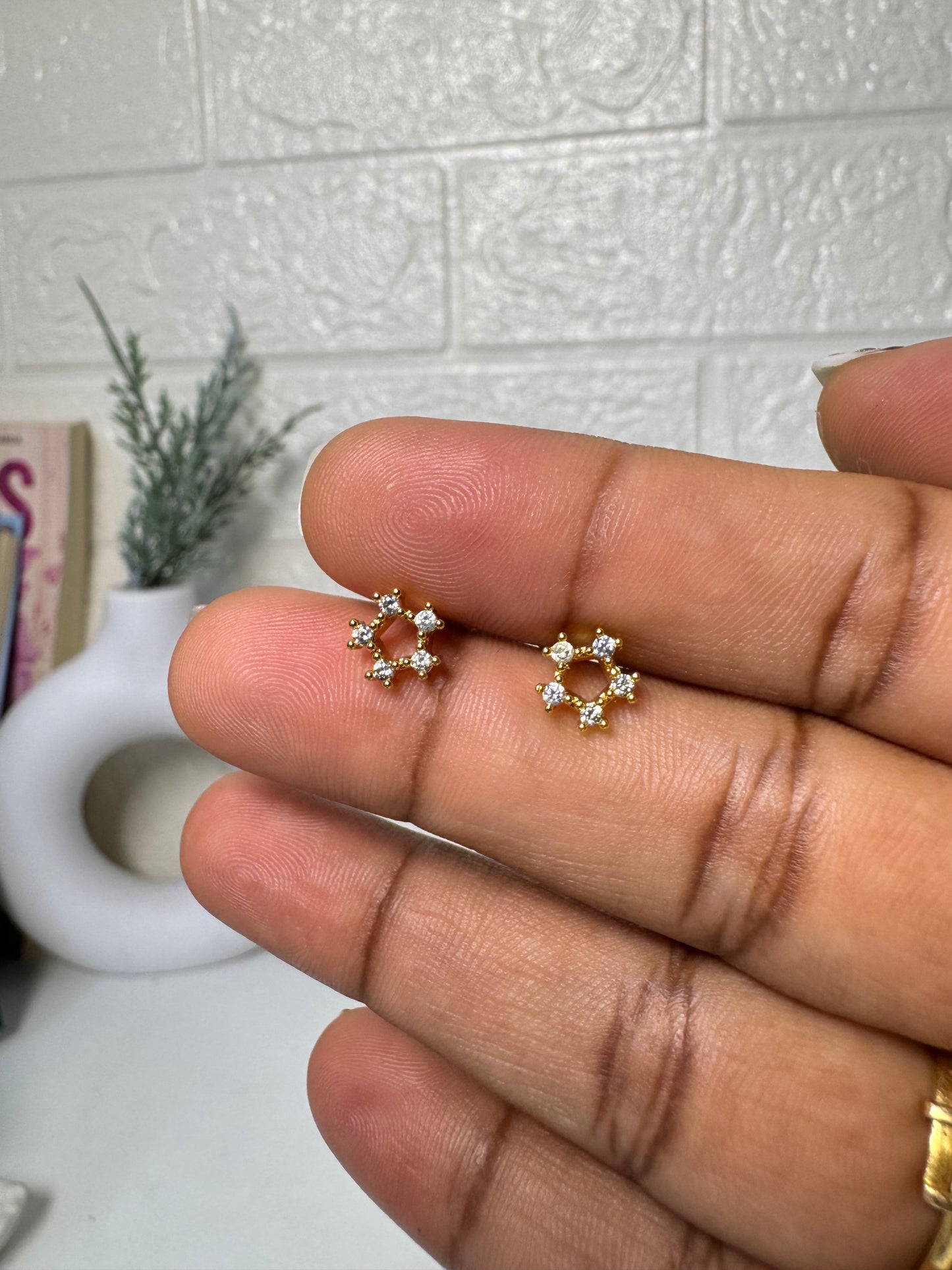 Five Stone Round _ Ball Back Stud 04