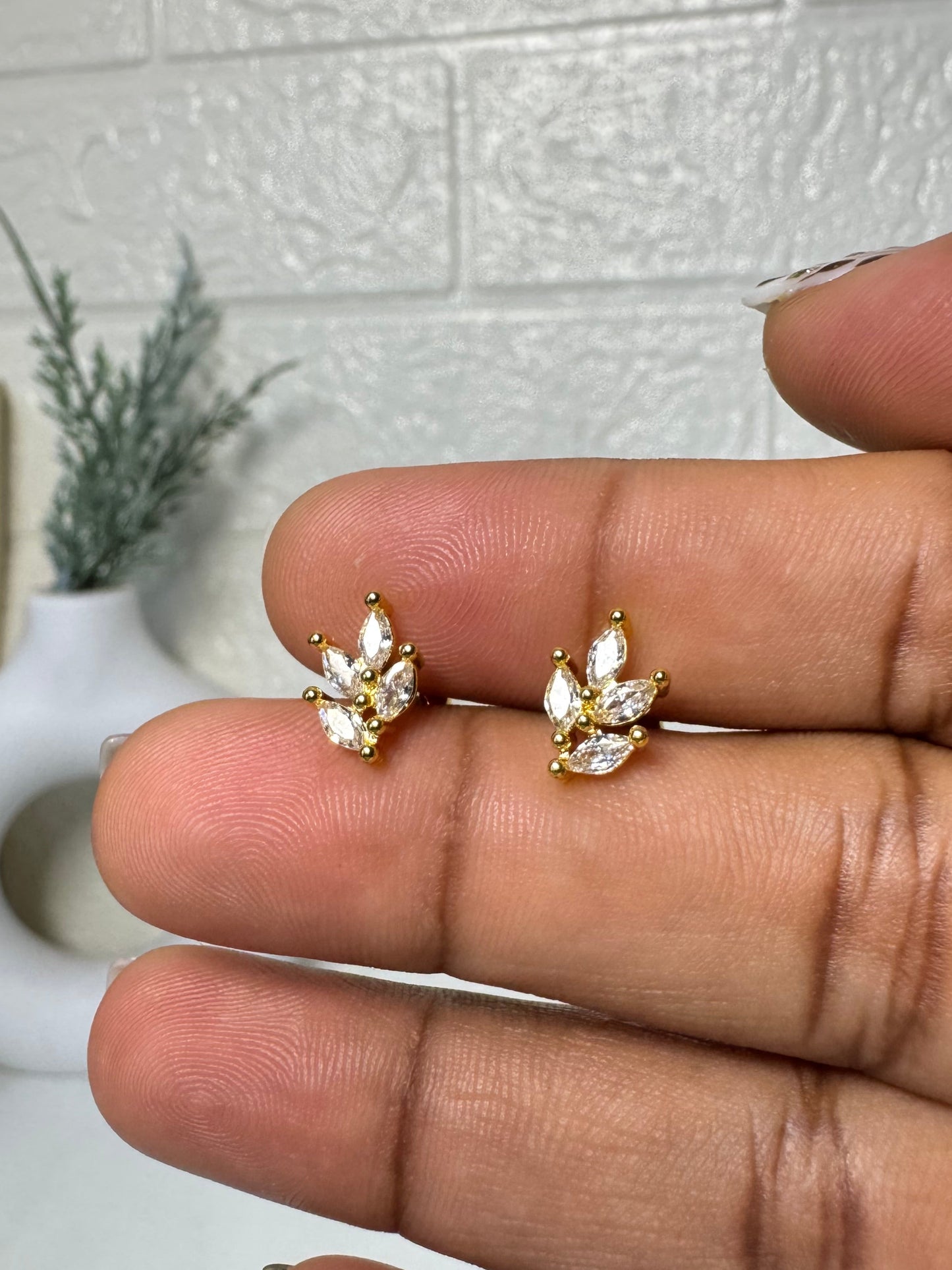 Five Stone Leafy _ Ball Back Stud 02