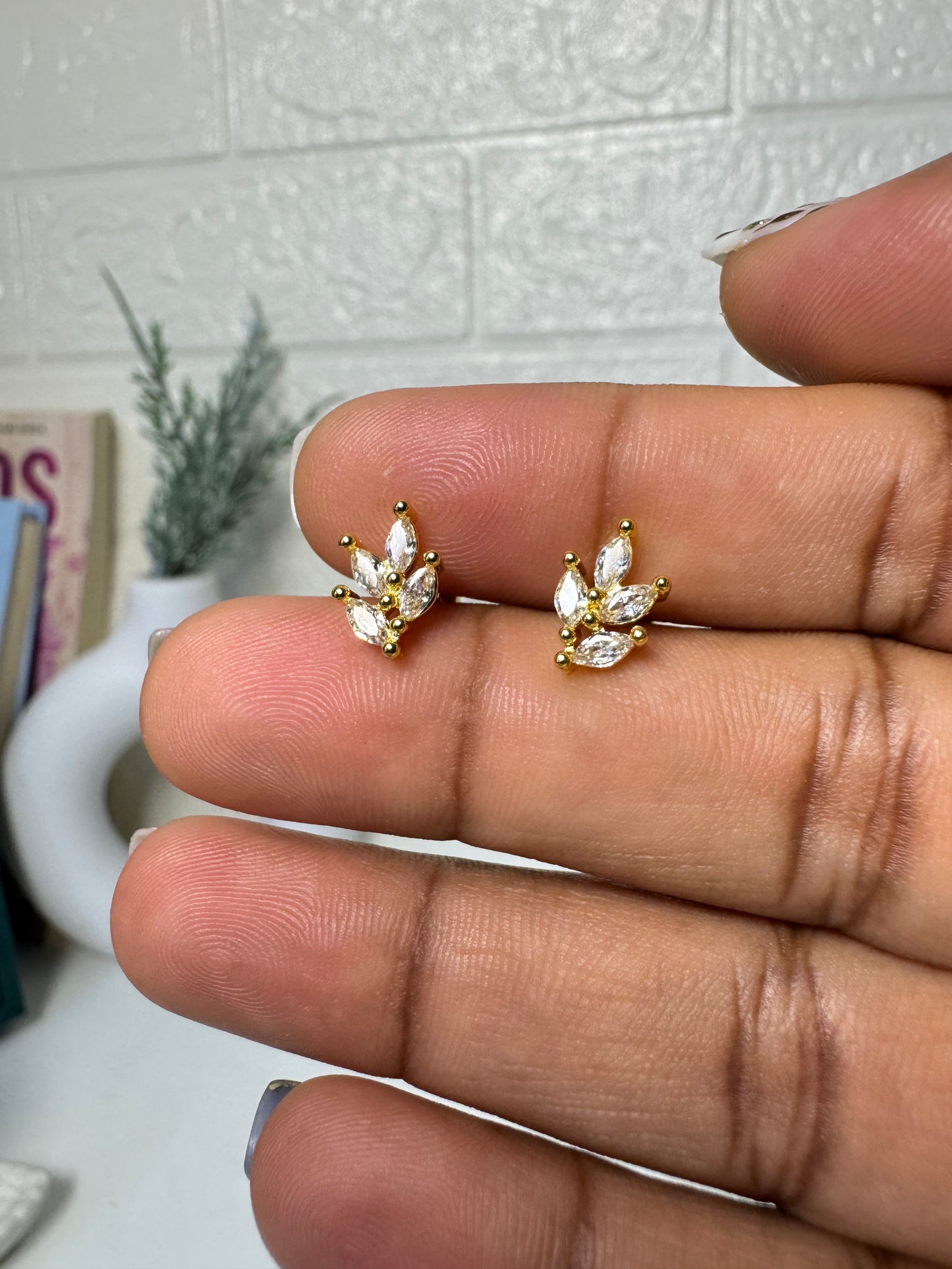 Five Stone Leafy _ Ball Back Stud 02