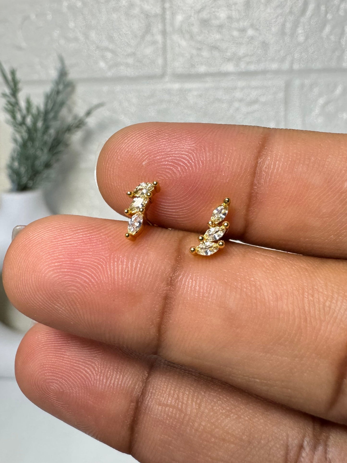Wave Three Stone_ Ball Back Stud 01